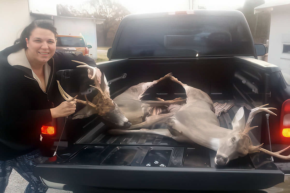 Hunter donating a deer to Arkansas Hunters Feeding the Hungry